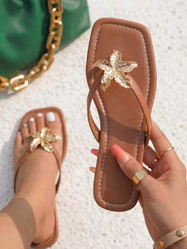 planare New Fashion Women's Summer Metal Flower Decor Slip-On Sandals, Flat Square Toe Multi-Color Sandals, Summer Holiday Flip Flops, Black/Brown/White Comfortable Ladies Sandals